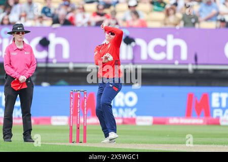 Birmingham, Royaume-Uni. 11 mai 2024. Charlie Dean d'Angleterre en action bowling lors du 1er match Vitality Women's IT20 entre les femmes d'Angleterre et les femmes du Pakistan au terrain de cricket d'Edgbaston, Birmingham, Angleterre le 11 mai 2024. Photo de Stuart Leggett. Utilisation éditoriale uniquement, licence requise pour une utilisation commerciale. Aucune utilisation dans les Paris, les jeux ou les publications d'un club/ligue/joueur. Crédit : UK Sports pics Ltd/Alamy Live News Banque D'Images