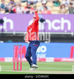 Birmingham, Royaume-Uni. 11 mai 2024. Charlie Dean d'Angleterre en action bowling lors du 1er match Vitality Women's IT20 entre les femmes d'Angleterre et les femmes du Pakistan au terrain de cricket d'Edgbaston, Birmingham, Angleterre le 11 mai 2024. Photo de Stuart Leggett. Utilisation éditoriale uniquement, licence requise pour une utilisation commerciale. Aucune utilisation dans les Paris, les jeux ou les publications d'un club/ligue/joueur. Crédit : UK Sports pics Ltd/Alamy Live News Banque D'Images