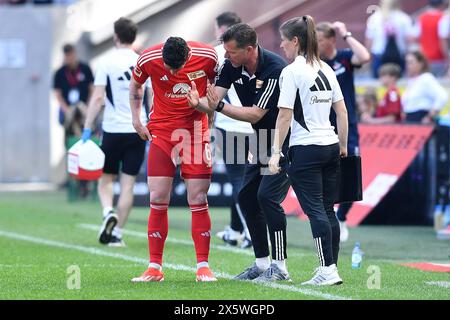 Fussball 1. Bundesliga 33. Spieltag 1. FC Koeln - 1. FC Union Berlin AM 11.05.2024 im RheinEnergieStadion in Koeln Marco Grote ( formateur/Cheftrainer Berlin ), mitte - gibt Robin Gosens ( Berlin ), liens - Anweisungen la réglementation DFL interdit toute utilisation de photographies comme séquences d'images et/ou quasi-vidéo. Foto : Revierfoto crédit : ddp Media GmbH/Alamy Live News Banque D'Images