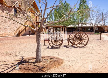 Wagon ouvert exposé sur le site historique de Bluff Fort à Bluff, Utah, États-Unis le 21 avril 2024 Banque D'Images