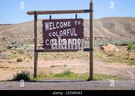 Bienvenue sur le panneau coloré Colorado sur le bord de la route de l'autoroute 160 dans le Colorado, États-Unis le 21 avril 2024 Banque D'Images