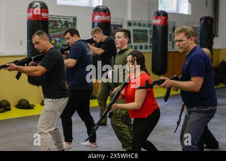 Wroclaw, Wroclaw, Pologne. 11 mai 2024. Des exercices ont eu lieu à l'Université militaire des forces terrestres à Wroclaw dans le cadre du programme ''train with the Army''. Ces exercices sont très populaires parmi les jeunes. (Crédit image : © Krzysztof Zatycki/ZUMA Press Wire) USAGE ÉDITORIAL SEULEMENT! Non destiné à UN USAGE commercial ! Banque D'Images