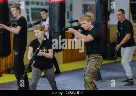 Wroclaw, Wroclaw, Pologne. 11 mai 2024. Des exercices ont eu lieu à l'Université militaire des forces terrestres à Wroclaw dans le cadre du programme ''train with the Army''. Ces exercices sont très populaires parmi les jeunes. (Crédit image : © Krzysztof Zatycki/ZUMA Press Wire) USAGE ÉDITORIAL SEULEMENT! Non destiné à UN USAGE commercial ! Banque D'Images