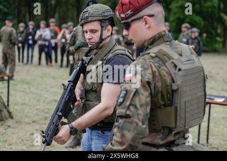 Wroclaw, Wroclaw, Pologne. 11 mai 2024. Des exercices ont eu lieu à l'Université militaire des forces terrestres à Wroclaw dans le cadre du programme ''train with the Army''. Ces exercices sont très populaires parmi les jeunes. (Crédit image : © Krzysztof Zatycki/ZUMA Press Wire) USAGE ÉDITORIAL SEULEMENT! Non destiné à UN USAGE commercial ! Banque D'Images