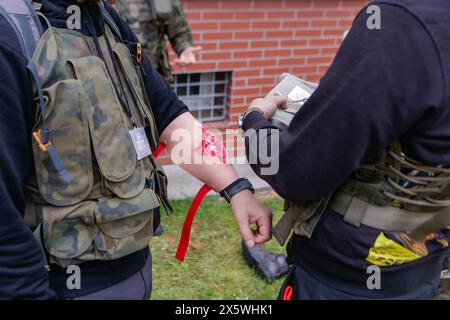 Wroclaw, Wroclaw, Pologne. 11 mai 2024. Des exercices ont eu lieu à l'Université militaire des forces terrestres à Wroclaw dans le cadre du programme ''train with the Army''. Ces exercices sont très populaires parmi les jeunes. (Crédit image : © Krzysztof Zatycki/ZUMA Press Wire) USAGE ÉDITORIAL SEULEMENT! Non destiné à UN USAGE commercial ! Banque D'Images