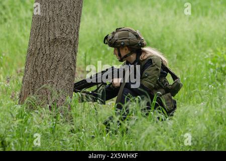Wroclaw, Wroclaw, Pologne. 11 mai 2024. Des exercices ont eu lieu à l'Université militaire des forces terrestres à Wroclaw dans le cadre du programme ''train with the Army''. Ces exercices sont très populaires parmi les jeunes. (Crédit image : © Krzysztof Zatycki/ZUMA Press Wire) USAGE ÉDITORIAL SEULEMENT! Non destiné à UN USAGE commercial ! Banque D'Images