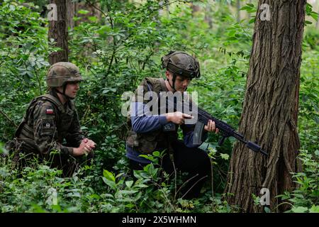 Wroclaw, Wroclaw, Pologne. 11 mai 2024. Des exercices ont eu lieu à l'Université militaire des forces terrestres à Wroclaw dans le cadre du programme ''train with the Army''. Ces exercices sont très populaires parmi les jeunes. (Crédit image : © Krzysztof Zatycki/ZUMA Press Wire) USAGE ÉDITORIAL SEULEMENT! Non destiné à UN USAGE commercial ! Banque D'Images