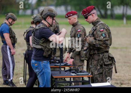 Wroclaw, Wroclaw, Pologne. 11 mai 2024. Des exercices ont eu lieu à l'Université militaire des forces terrestres à Wroclaw dans le cadre du programme ''train with the Army''. Ces exercices sont très populaires parmi les jeunes. (Crédit image : © Krzysztof Zatycki/ZUMA Press Wire) USAGE ÉDITORIAL SEULEMENT! Non destiné à UN USAGE commercial ! Banque D'Images