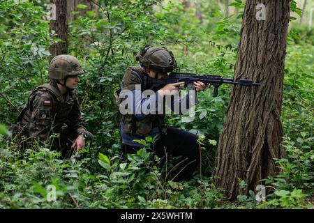 Wroclaw, Wroclaw, Pologne. 11 mai 2024. Des exercices ont eu lieu à l'Université militaire des forces terrestres à Wroclaw dans le cadre du programme ''train with the Army''. Ces exercices sont très populaires parmi les jeunes. (Crédit image : © Krzysztof Zatycki/ZUMA Press Wire) USAGE ÉDITORIAL SEULEMENT! Non destiné à UN USAGE commercial ! Banque D'Images