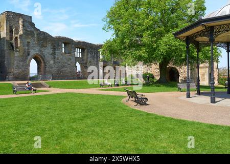 Les gens se relaxent dans le domaine du château de Newark, Nottinghamshire, Royaume-Uni Banque D'Images