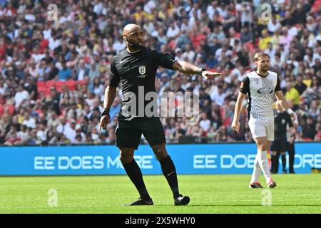 Stade de Wembley, Londres le samedi 11 mai 2024. L'arbitre Sam Allison (arbitre de match) fait des gestes lors de la finale du Trophée Isuzu FA entre Gateshead et Solihull Moors au stade de Wembley, Londres, samedi 11 mai 2024. (Photo : Kevin Hodgson | mi News) crédit : MI News & Sport /Alamy Live News Banque D'Images