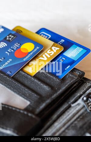 Stuttgart, Allemagne - 1er mai 2024 : cartes de crédit VISA, Mastercard et American Express dans un portefeuille à Stuttgart, Allemagne. Banque D'Images