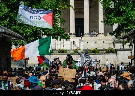 Londres, Royaume-Uni. 11 mai 2024. Une marche arrive pour apporter un soutien à ceux qui campent à l'intérieur. La police et la sécurité du campus les maintiennent devant les portes - Une manifestation palestinienne, appelant à un cessez-le-feu maintenant et à cesser d'armer Israël Palestine manifestation sur le campus principal de l'UCL (une partie de la propagation des universités américaines). Crédit : Guy Bell/Alamy Live News Banque D'Images