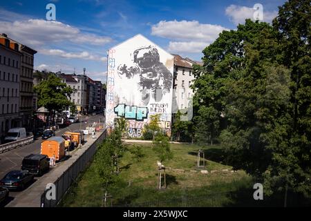 Die Graffiti astronaute Cosmonaut vom französischen Streetart-Künstlers Victor Ash im Berlin Kreuzberg AM 8. Mai 2024. Mevlana Moschee *** le graffiti astronaute cosmonaute de l'artiste de rue français Victor Ash à Berlin Kreuzberg le 8 mai 2024 Mosquée Mevlana Banque D'Images