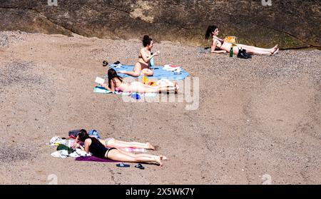 St Andrews, Fife, Écosse, Royaume-Uni. 11 mai 2024. Météo britannique : St Andrews connaît une incroyable vague de chaleur printanière, avec des températures allant jusqu'à 25°C. Les habitants et les touristes passent la journée à Castle Beach, profitant du soleil chaud de mai. Crédit : Dundee Photographics/Alamy Live News Banque D'Images