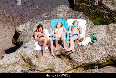 St Andrews, Fife, Écosse, Royaume-Uni. 11 mai 2024. Météo britannique : St Andrews connaît une incroyable vague de chaleur printanière, avec des températures allant jusqu'à 25°C. Les habitants et les touristes passent la journée à Castle Beach, profitant du soleil chaud de mai. Crédit : Dundee Photographics/Alamy Live News Banque D'Images