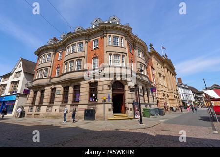 Vieille banque dans une rue haute du centre-ville Banque D'Images