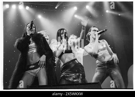 LIBERTY X, GROUPE ENTIER, CONCERT, 2001 : les 5 membres de Liberty X jouant en direct sur leur première tournée britannique avec le Smash Hits Tour à Cardiff International Arena, CIA, Cardiff, pays de Galles, Royaume-Uni le 4 décembre 2001. Photo : Rob Watkins. INFO : Liberty X, un groupe pop anglo-irlandais formé en 2001 dans l'émission de télévision 'Popstars', a connu un succès avec des tubes comme 'Just a Little' et 'Thinking It Over'. Leurs performances énergiques et leurs airs entraînants en ont fait un incontournable de la scène pop du début des années 2000. Banque D'Images