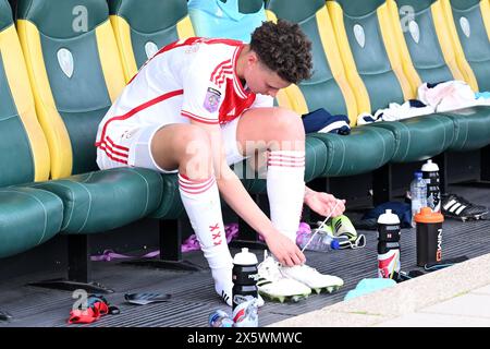 LA HAYE - Kay Lee de Sanders de l'Ajax a été déçue sur le banc lors du match de première ligue féminine d'Azerion entre ADO Den Haag et Ajax au stade Bingoal le 11 mai 2024 à la Haye, pays-Bas. ANP GERRIT VAN COLOGNE Banque D'Images