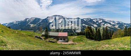 Beau sentier de randonnée circulaire panoramique vers le Denneberg à la Nagelfluhkette dans l'Allgau près d'Oberstaufen Steibis Banque D'Images