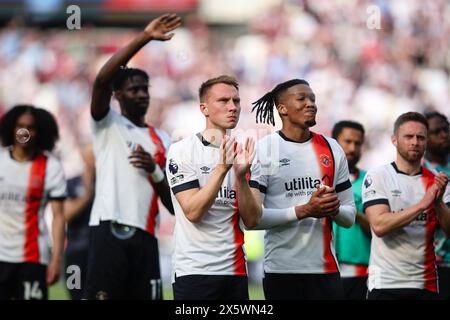 LONDRES, Royaume-Uni - 11 mai 2024 : les joueurs de Luton Town applaudissent les supporters après le match de premier League entre West Ham United FC et Luton Town FC au London Stadium (crédit : Craig Mercer/ Alamy Live News) Banque D'Images