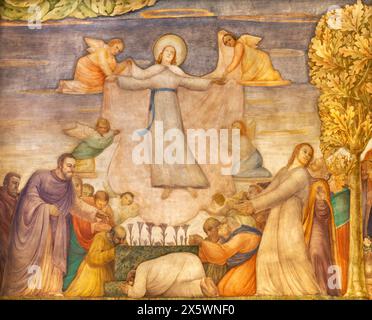 MILAN, ITALIE - 6 MARS 2024 : fresque de l'Assomption dans l'église Chiesa dei santi Nereo e Achileo de Vanni Rossi (1947). Banque D'Images