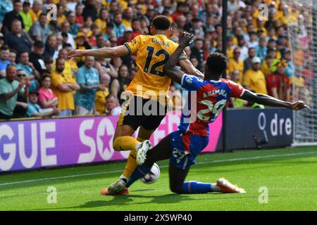 Molineux Stadium, Wolverhampton, West Midlands, Angleterre. 11 mai 2024 ; stade Molineux, Wolverhampton, West Midlands, Angleterre; premier League Football, Wolverhampton Wanderers contre Crystal Palace ; Naouirou Ahamada de Crystal Palace est expulsé pour un deuxième carton jaune suite à une faute sur Matheus Cunha de Wolves Credit : action plus Sports images/Alamy Live News Banque D'Images