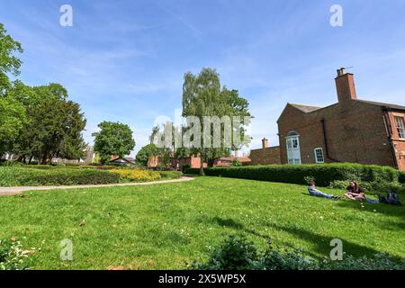 Couple se relaxant dans un parc à Newark sur Trent, Royaume-Uni Banque D'Images