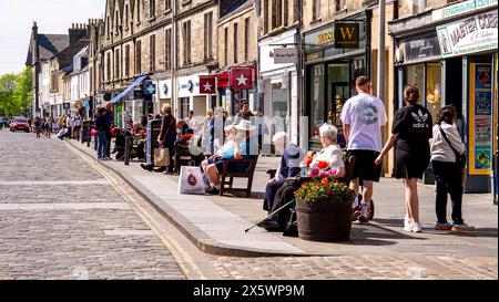 St Andrews, Fife, Écosse, Royaume-Uni. 11 mai 2024. Météo britannique : St Andrews connaît une incroyable vague de chaleur printanière, avec des températures allant jusqu'à 25°C. Les habitants et les touristes passent la journée à profiter de la canicule printanière dans les cafés et pubs de rue, ainsi que de la vie urbaine. Crédit : Dundee Photographics/Alamy Live News Banque D'Images