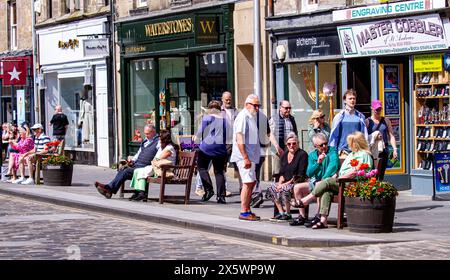 St Andrews, Fife, Écosse, Royaume-Uni. 11 mai 2024. Météo britannique : St Andrews connaît une incroyable vague de chaleur printanière, avec des températures allant jusqu'à 25°C. Les habitants et les touristes passent la journée à profiter de la canicule printanière dans les cafés et pubs de rue, ainsi que de la vie urbaine. Crédit : Dundee Photographics/Alamy Live News Banque D'Images