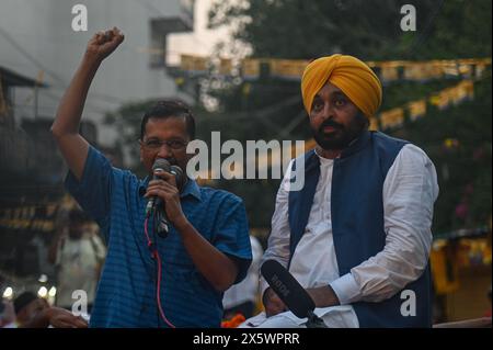 New Delhi, Delhi, Inde. 11 mai 2024. Le ministre en chef de Delhi et chef du parti AAM Aadmi, Arvind Kejriwal (en chemise bleue) parle lors d'une séance de sow, avec le ministre en chef du Pendjab, Bhagwant Mann (en turban jaune), un jour après que la Cour suprême de l'Inde, a annoncé la libération sous caution temporaire d'Arvind Kejriwal dans une affaire de politique des alcools, à New Delhi, Inde le 11 mai 2024. (Crédit image : © Kabir Jhangiani/ZUMA Press Wire) USAGE ÉDITORIAL SEULEMENT! Non destiné à UN USAGE commercial ! Crédit : ZUMA Press, Inc/Alamy Live News Banque D'Images