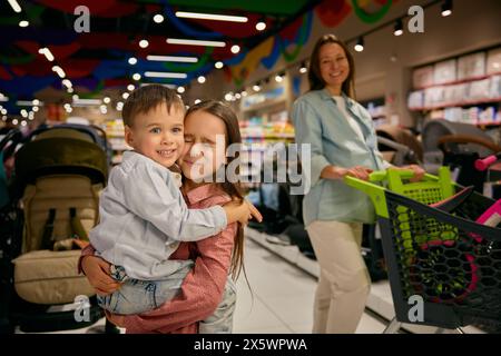 Famille heureuse dans le portrait du centre commercial avec des enfants adorables Banque D'Images