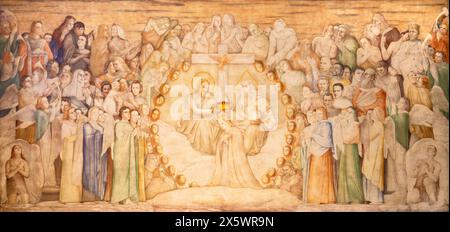 MILAN, ITALIE - 6 MARS 2024 : fresque du couronnement de la Vierge Marie dans l'église Chiesa dei santi Nereo e Achileo de Vanni Rossi (1947). Banque D'Images