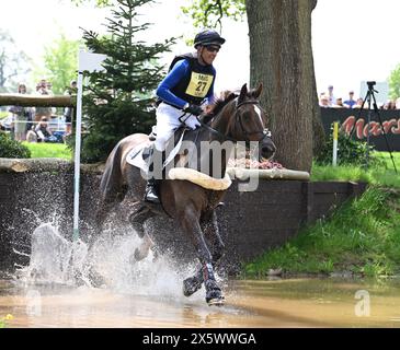 Badminton Estate, Gloucestershire, Royaume-Uni. 11 mai 2024. 2024 MARS Badminton Horse Trials jour 4 ; William Levett (AUS) Riding HUBERTHUS AC pendant le Cross Country le jour 4 crédit : action plus Sports/Alamy Live News Banque D'Images