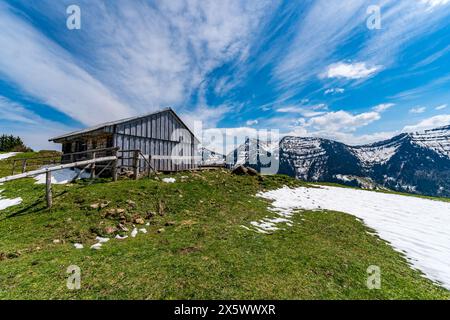 Beau sentier de randonnée circulaire panoramique vers le Denneberg à la Nagelfluhkette dans l'Allgau près d'Oberstaufen Steibis Banque D'Images
