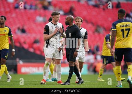 Londres, Royaume-Uni. 11 mai 2024. Ben Worman de Gateshead s'entretient avec l'arbitre Sam Allison lors de la finale du Trophée Gateshead FC v Solihull Moors FC FA au stade de Wembley, Londres, Angleterre, Royaume-Uni le 11 mai 2024 Credit : Every second Media/Alamy Live News Banque D'Images