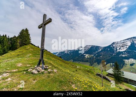 Beau sentier de randonnée circulaire panoramique vers le Denneberg à la Nagelfluhkette dans l'Allgau près d'Oberstaufen Steibis Banque D'Images