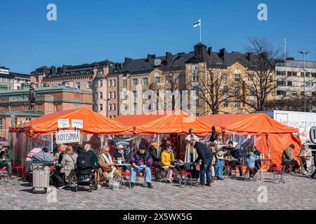 Les gens appréciant des boissons devant la tente du café sur la place du marché dans le quartier Hakaniemi d'Helsinki, Finlande Banque D'Images