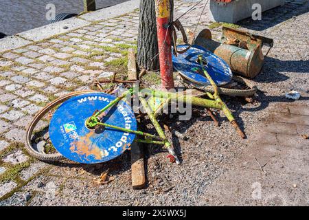 Vieux vélo de ville HKL récupéré de la mer dans le district de Hakaniemi à Helsinki, Finlande Banque D'Images