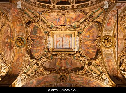 Milan - le plafond baroque avec les fresques de Live of Early christian martyr dans la nef latérale de l'église Chiesa di San Vittore Banque D'Images