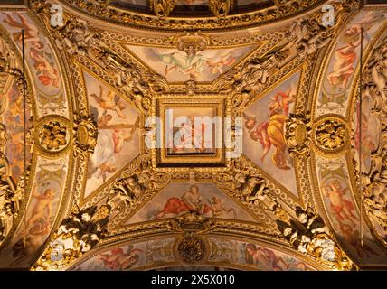 MILAN, ITALIE - 5 MARS 2024 : le plafond baroque avec les fresques (vertus) dans la nef latérale de l'église Chiesa di San Vittore al Corpo. Banque D'Images