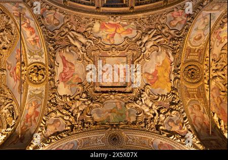 MILAN, ITALIE - 5 MARS 2024 : le plafond baroque avec les fresques (prophètes et patriarche) dans la nef latérale de l'église Chiesa di San Vittore al Corpo Banque D'Images