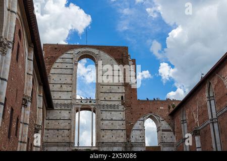 Le magnifique Panorama dal Facciatone près de la cathédrale de Sienne à Sienne en Toscane, Italie. Avec des touristes sur le dessus de la plate-forme d'observation par une journée ensoleillée. Banque D'Images