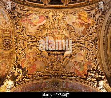 MILAN, ITALIE - 5 MARS 2024 : le plafond baroque avec les fresques (femmes chrétiennes primitives - martyrs) dans la nef latérale de l'église Chiesa di San Vittore Banque D'Images