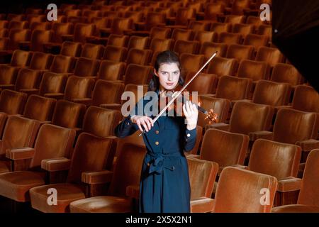 Bruxelles, Belgique. 11 mai 2024. Pauline van der Rest, candidate à l’édition 2024 du concours de violon Reine Elisabeth, pose pour la photographe le samedi 11 mai 2024 à Bruxelles. BELGA PHOTO HATIM KAGHAT crédit : Belga News Agency/Alamy Live News Banque D'Images