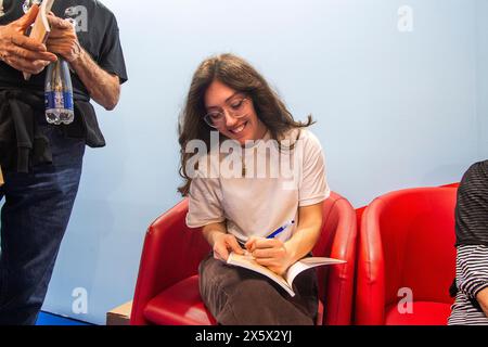 Piémont, Turin, Italie. 11 mai 2024. Italie Piémont Turin Lingotto Fair - Fiera internazionale del Libro Di Torino - Foire internationale du livre de Turin 2024 - Alessandra Marcati Illustrator sign copies du Livre ' le Avventure di Uni - vita di un funzionario nell'antico Egitto Credit : Realy Easy Star/Alamy Live News Credit: Realy Easy Star/Alamy Live News Banque D'Images