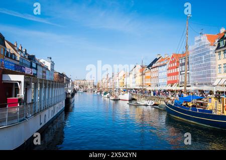 Copenhague, Danemark - 6 avril 2024 : front de mer bondé de Nyhavn, canal et quartier des divertissements à Copenhague, bordé par un câble historique aux couleurs vives Banque D'Images