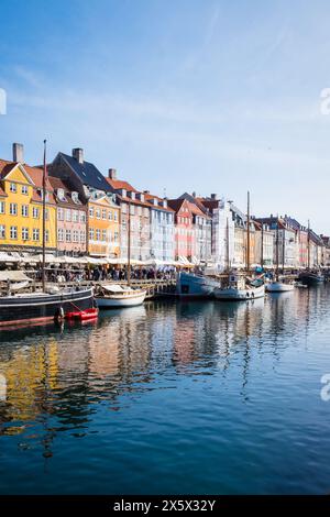 Copenhague, Danemark - 6 avril 2024 : front de mer bondé de Nyhavn, canal et quartier des divertissements à Copenhague, bordé par un câble historique aux couleurs vives Banque D'Images