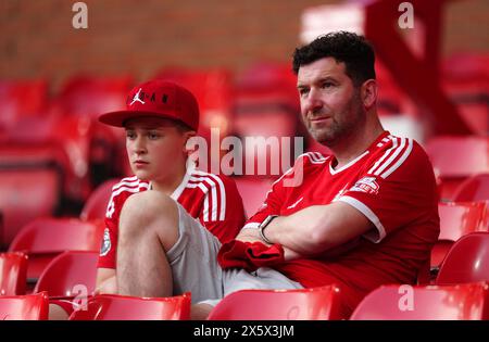 Les fans de Nottingham Forest dans les tribunes réagissent après le match de premier League au City Ground, Nottingham. Date de la photo : samedi 11 mai 2024. Banque D'Images