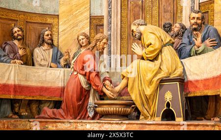 MILAN, ITALIE - 5 MARS 2024 : le groupe sculptural détaillé de la dernière Cène (Jésus a lavé les pieds de Pierre) dans l'église Chiesa di San Sepolcro Banque D'Images